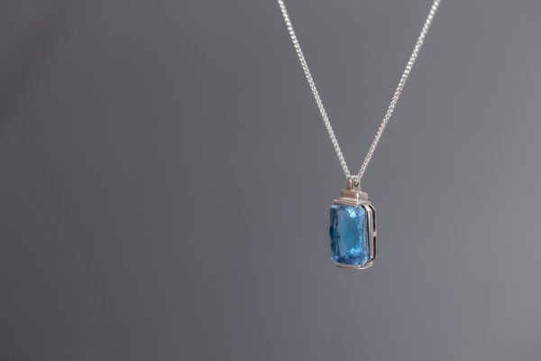 Blue Topaz & 18ct White Gold Pendant