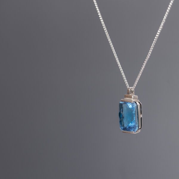 Blue Topaz & 18ct White Gold Pendant