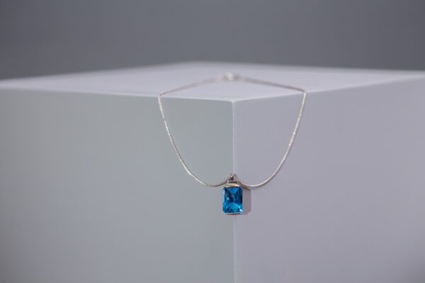 Blue Topaz & 18ct White Gold Pendant - Image 2