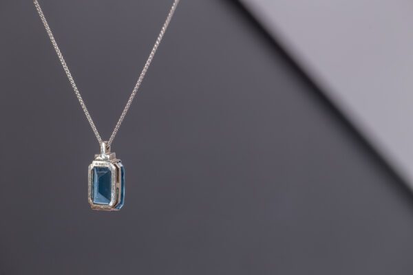 Blue Topaz & 18ct White Gold Pendant - Image 3